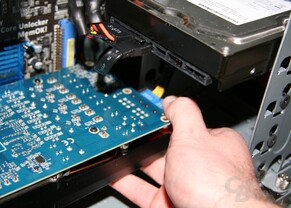 Hand brechen beim Versuch an die Stromkabel zu kommen