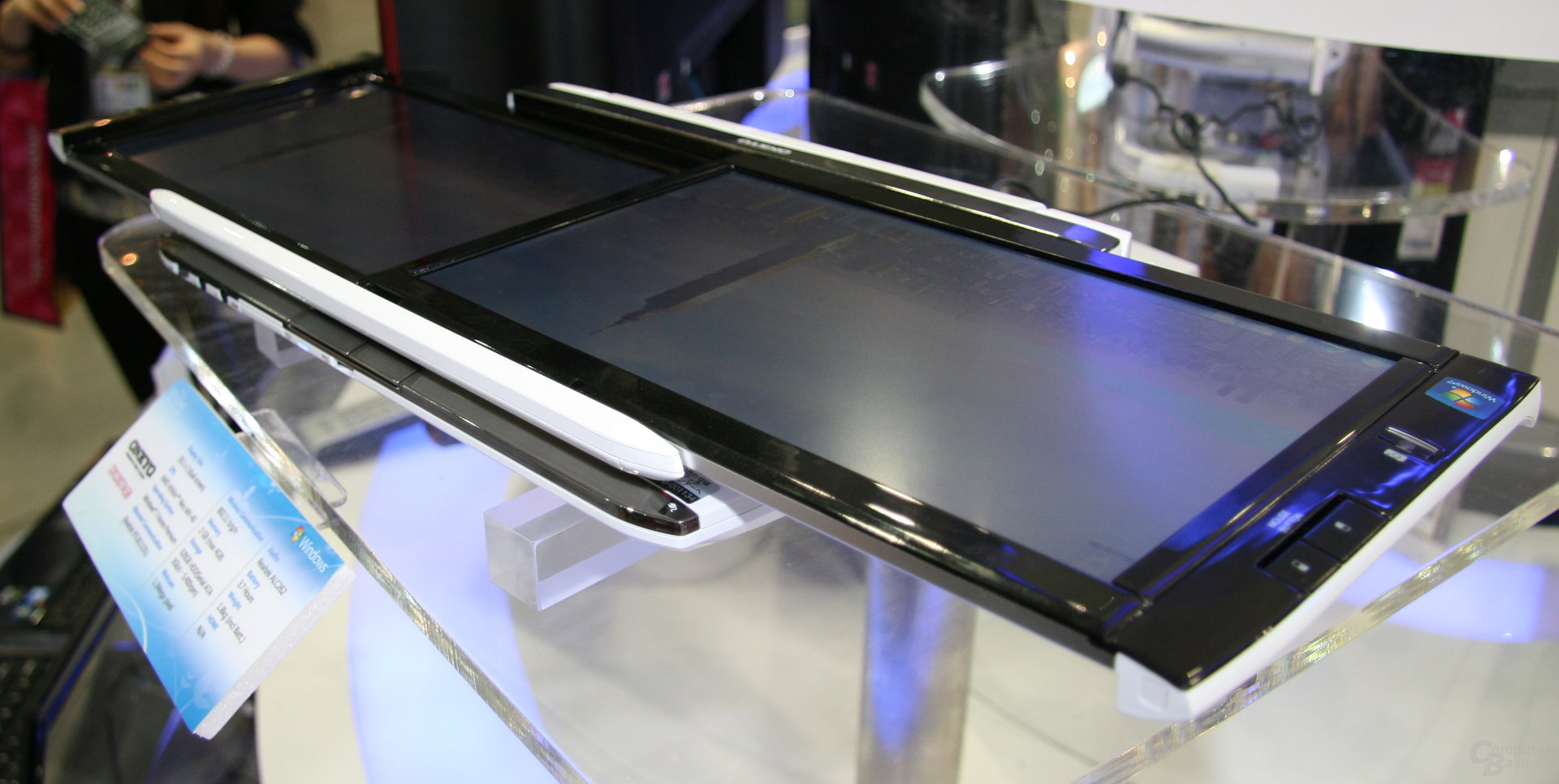Onkyo-Notebook mit zwei 10,1-Zoll-Bildschirmen