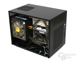 Lian Li PC-Q08 – Innansicht hinten links mit Hardware