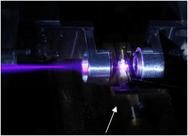 Strahl des blau-violetten Lasers