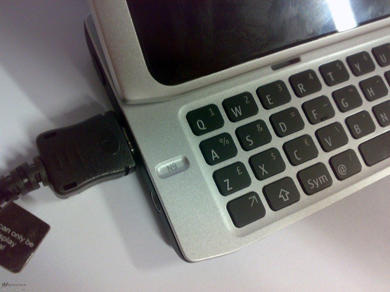 Nokia N9 Prototyp: Tastatur und USB-Anschluss