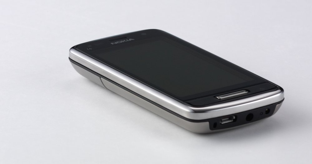 Nokia C6-01: Vorderseite