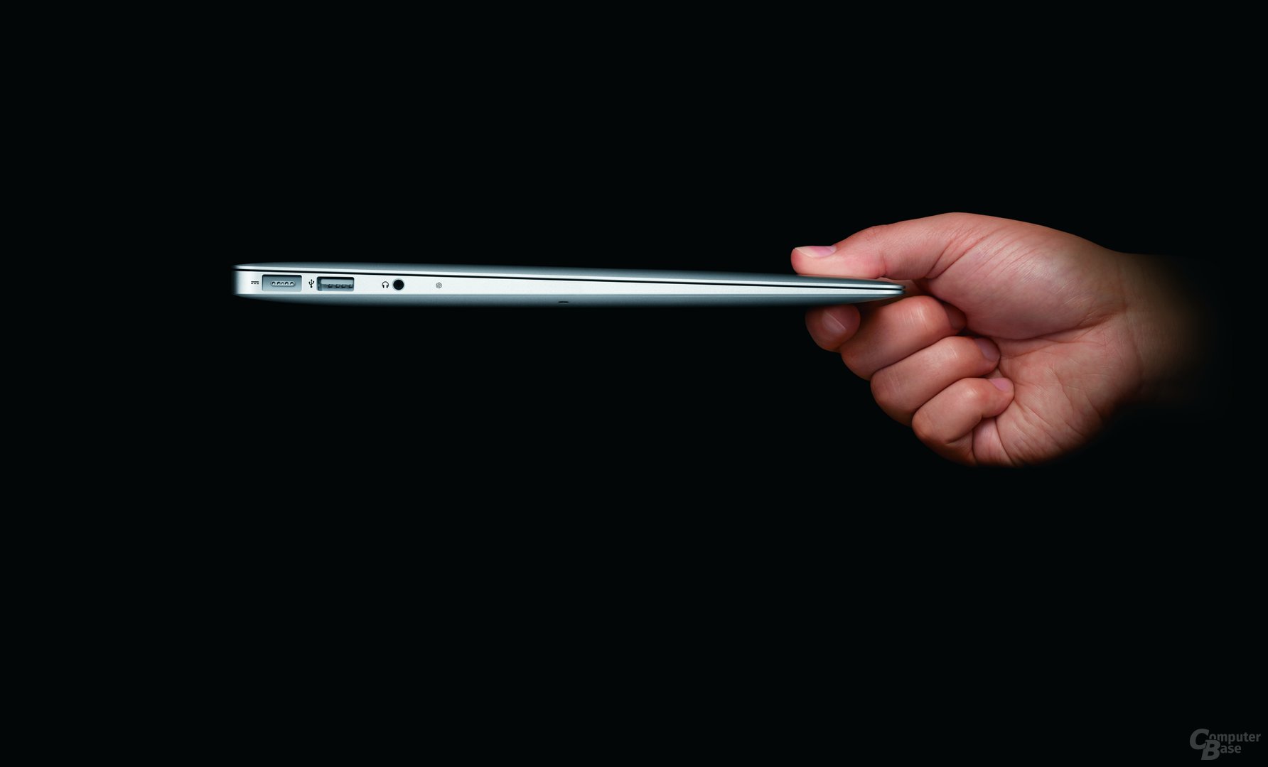 MacBook Air: 13,3-Zoll-Modell in der hand
