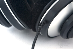 Das Kabel ist fest mit dem Headset verbunden