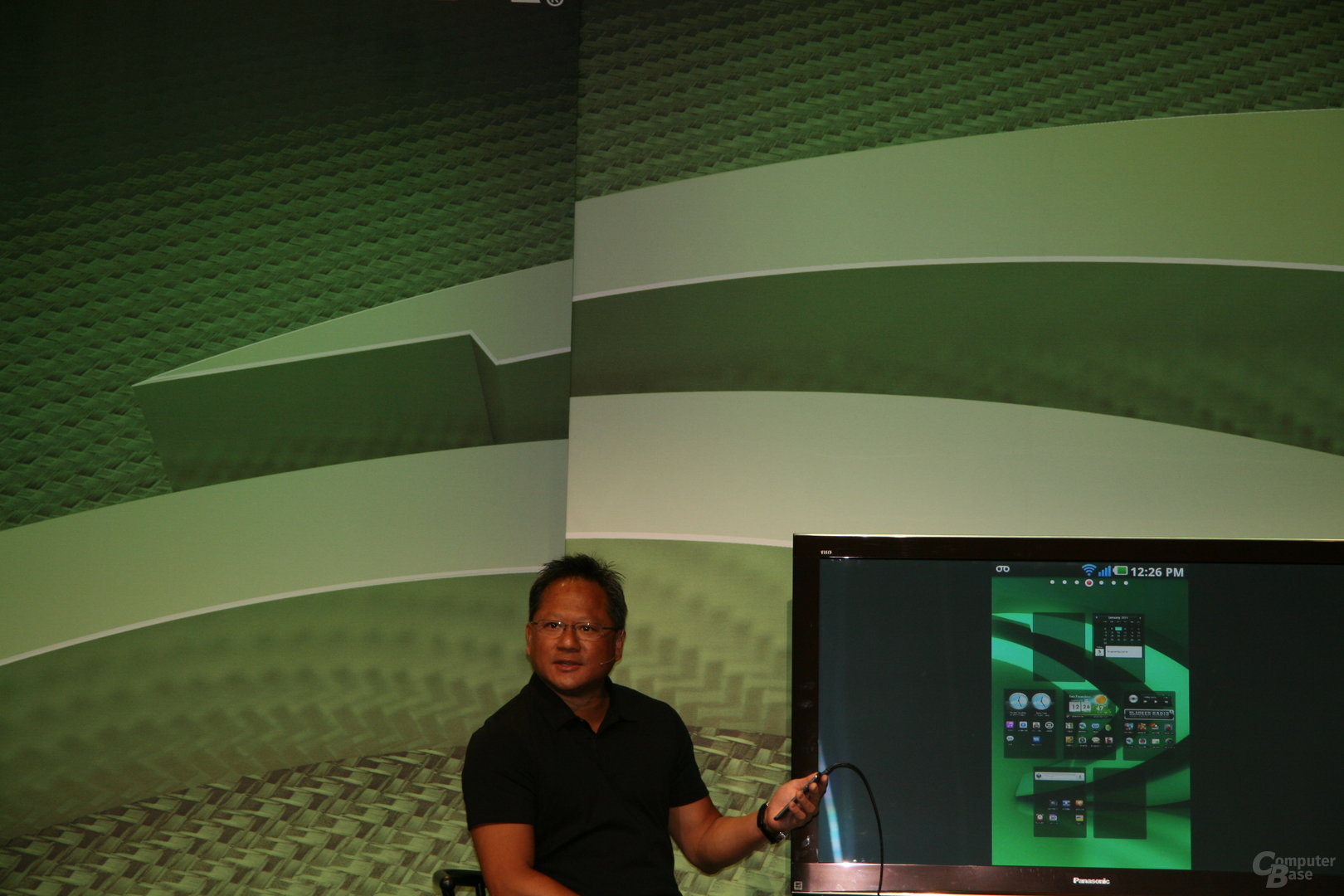 Nvidias CEO Jen-Hsun Huang spielt mit LG Optimus 2X