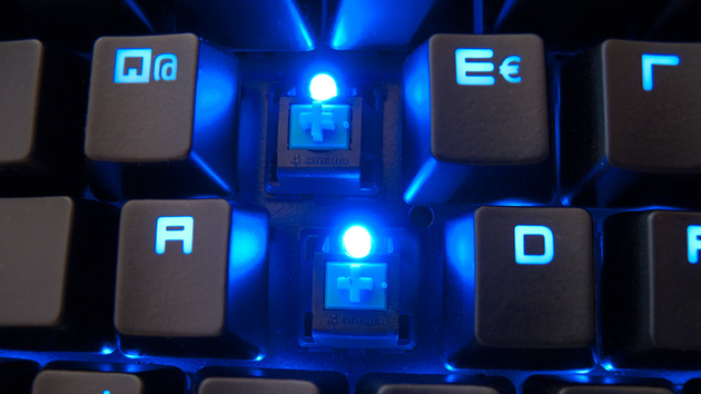 Razer BlackWidow Ultimate im Test: Viel Lärm und blaue Kirschen