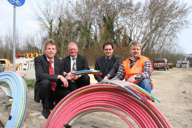 Beginn des Glasfaserausbaus in Konstanz: Im Bild von links nach rechts: Leiter Energienetze Michael Müller, Geschäftsführer Kuno Werner und die ProjektleiterRoland Stader und Michael Single