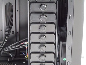 BitFenix Shinobi – Befestigung für 3,5"-Festplatten
