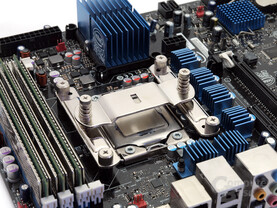 Halterahmen wird am Motherboard vorinstalliert