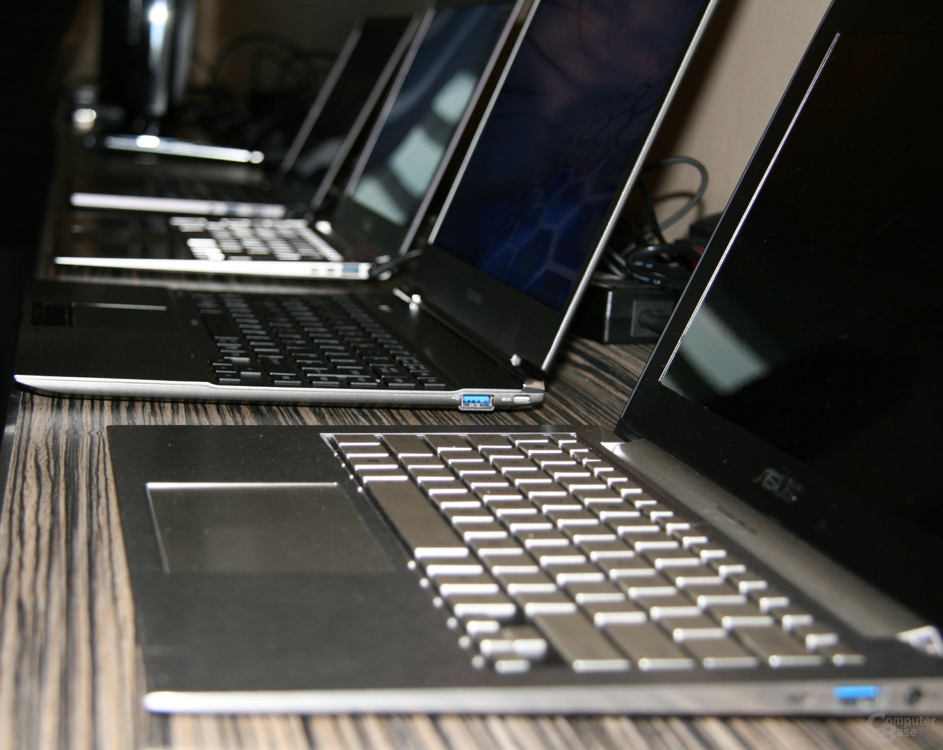 Ultrabooks von Acer, Asus, Lenovo und Toshiba im Bild