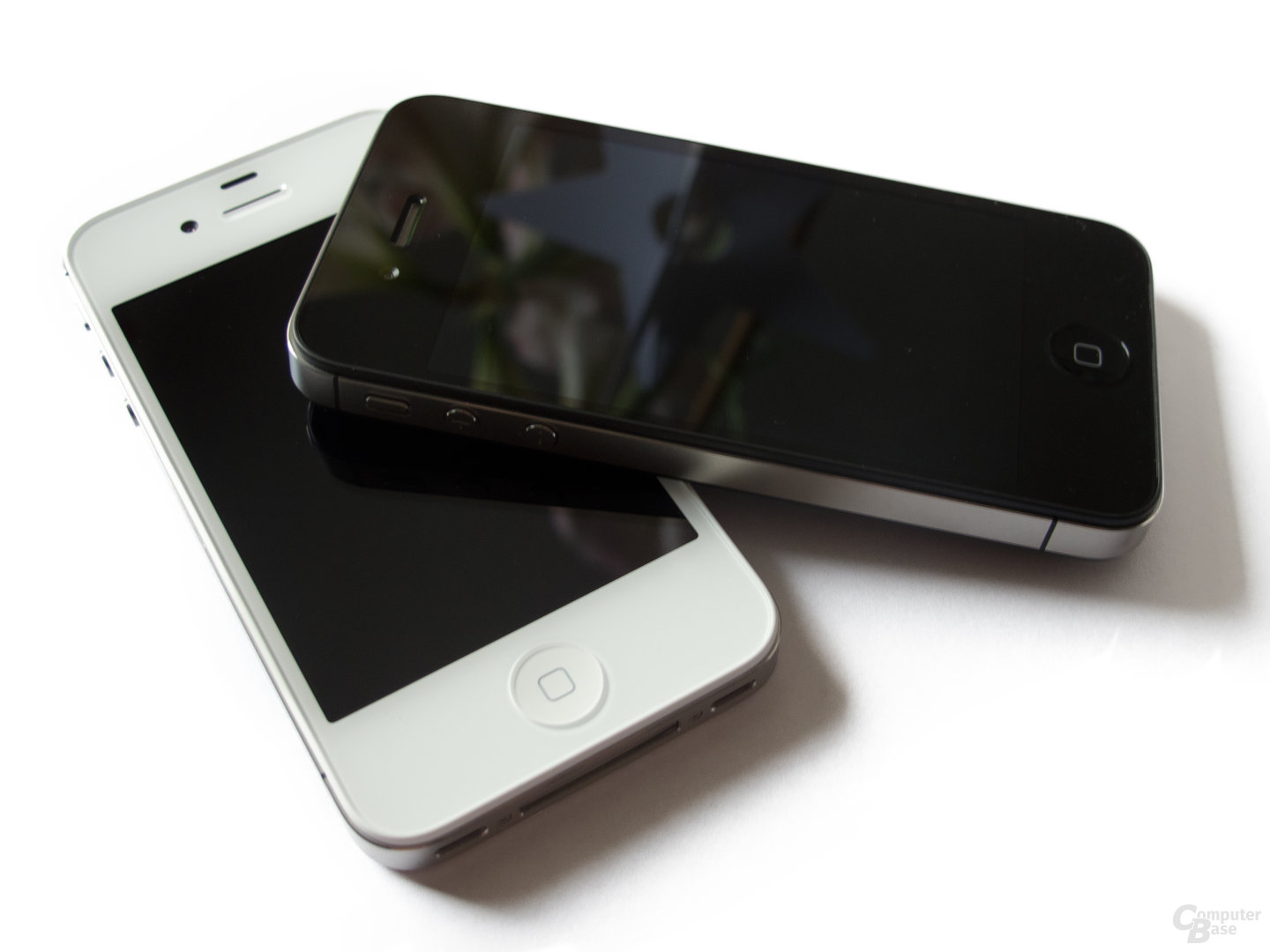 Auch das iPhone 4S ist in schwarzer und weißer Ausführung erhältlich