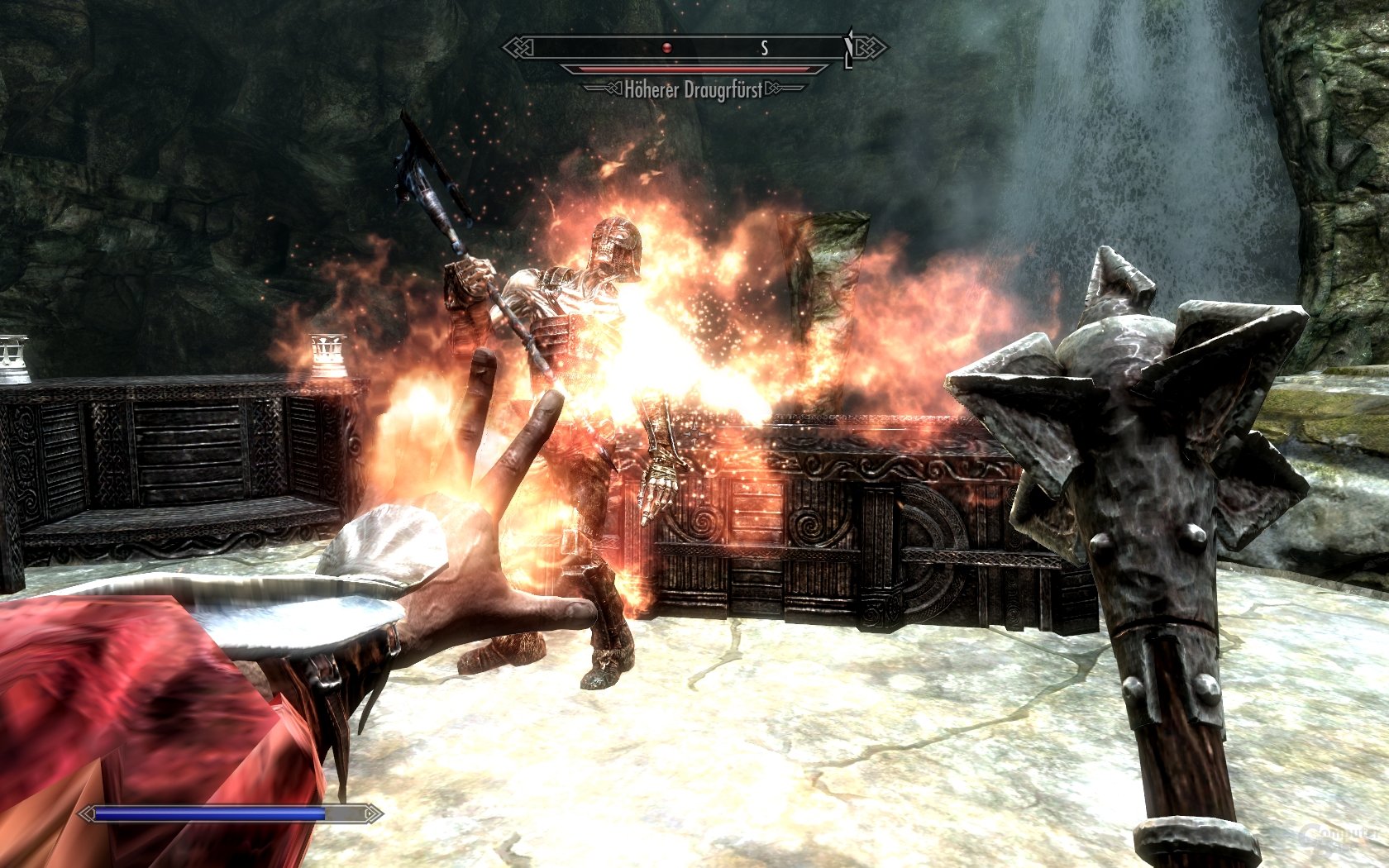 The Elder Scrolls V: Skyrim: Feuerhand gegen einen Untoten: Gekämpft wird in Skyrim traditionell viel