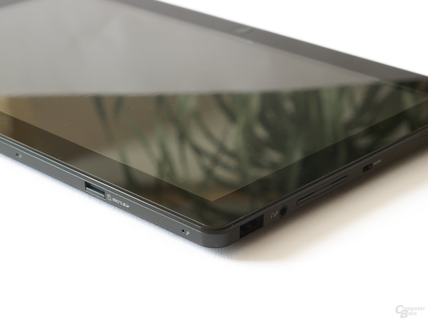 Samsung Serie 7 Slate: Oberseite: microSD-Slot und integriertes MikrofonRechte Seite: USB 2.0, Audio, Lautstärke, Micro-HDMI