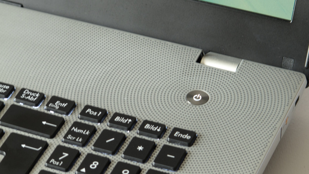 Asus N76VM im Test: Notebook mit Full HD auf 17 Zoll und GT 630M