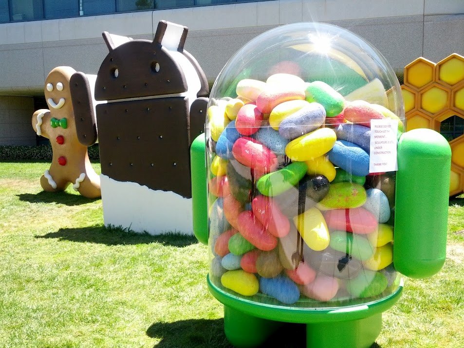Figur zu Android 4.1 „Jelly Bean“ vor Googles Bürogebäude