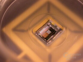 Der Blick durch das Mikropskop zeigt das Sensorfeld des Neuro-Chip mit seinen rund 16.400 Sensoren auf einem Quadratmillimeter.