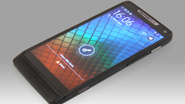 Motorola RAZR i im Test: Aluminium outside, Intel inside