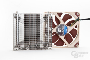Erst bei demontiertem Lüfter wird ein Blick auf die zwei Heatpipes möglich
