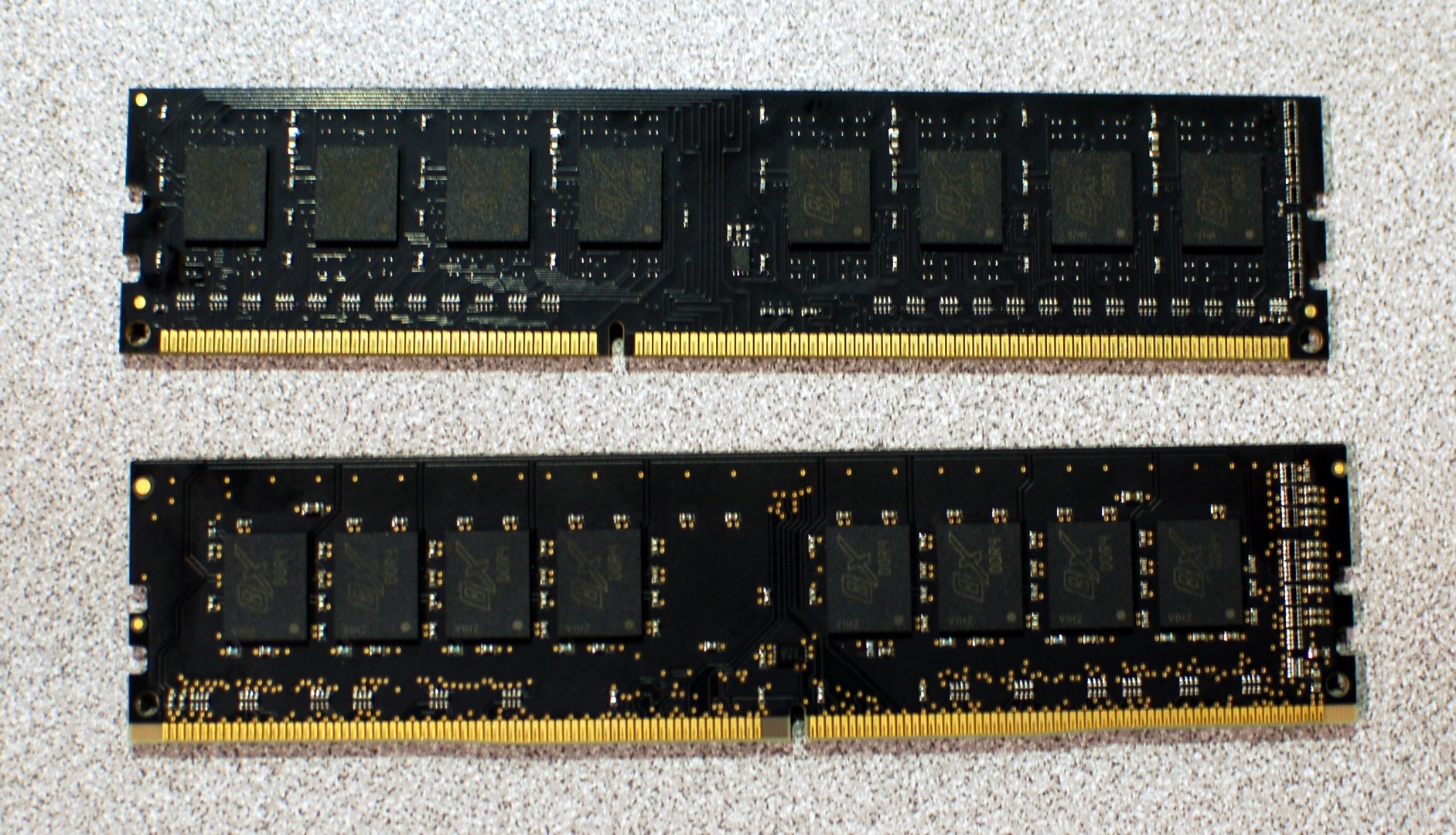 DDR4 (unten) und DDR3 (oben)