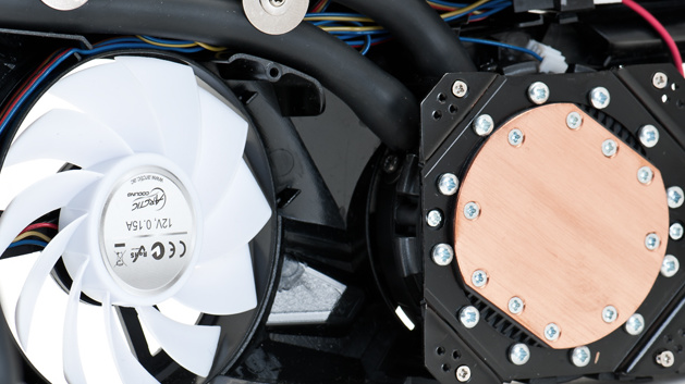 Arctic Accelero Hybrid im Test: GPU-Kühler mit Luft und Wasser