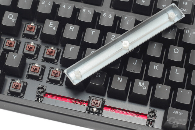 Tragen zum soliden Tippgefühl bei: Cherry MX „Brown“ mit „Cerry“-Stabilisatoren und rotem Dual-Layer-PCB