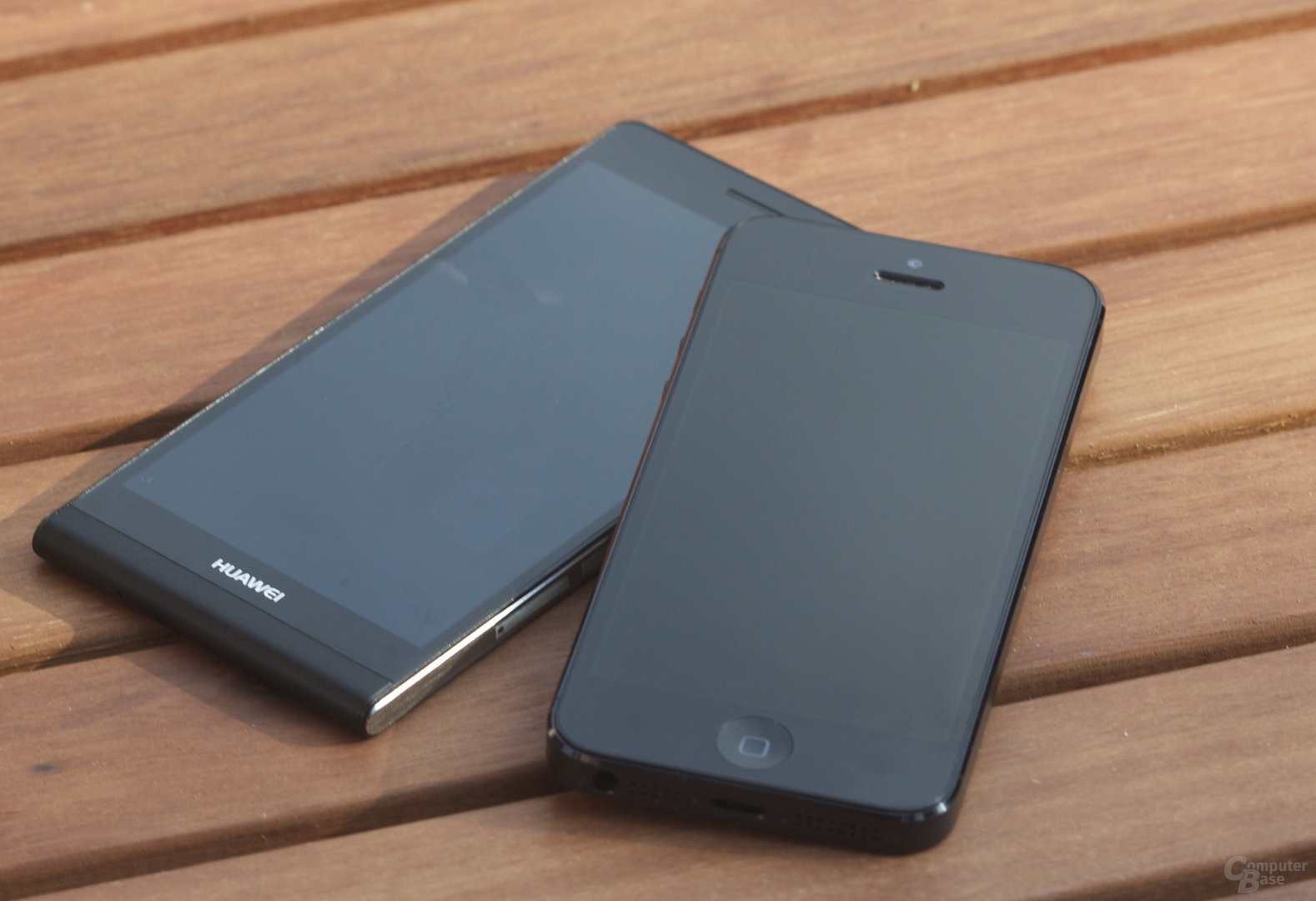 Huawei Ascend P6 unten, Apple iPhone 5 oben