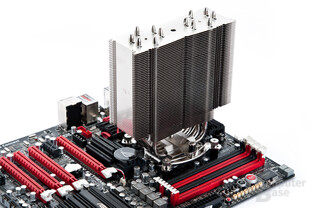 Noch ohne Lüfter: Kühlkörper des Noctua NH-U14S auf Intel-Testplattform