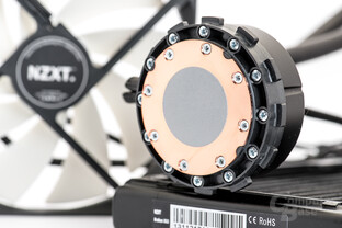 Kupferne Kontaktfläche zur CPU mit typischer Polierung