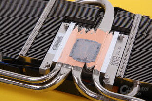 Kühlerbasis mit Wärmeleitpaste – nur drei von fünf Heatpipes mit Kontakt