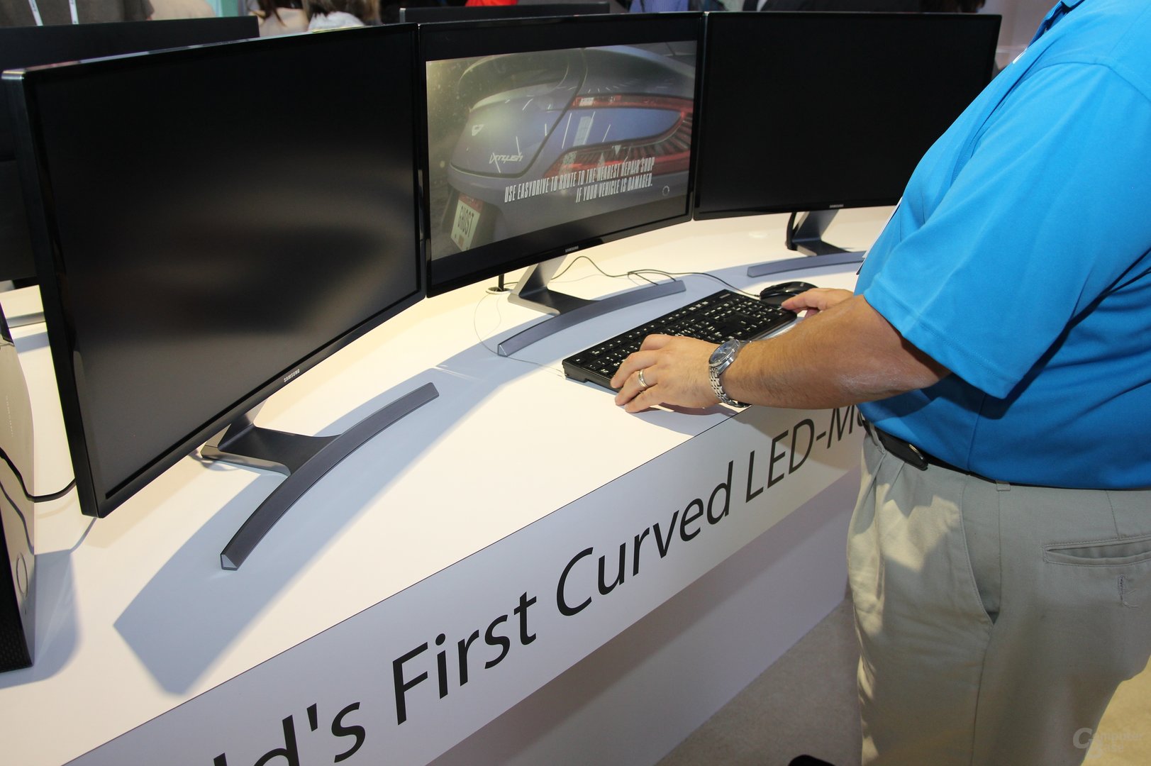 Samsung zeigt „World's First Curved LED-Monitor“