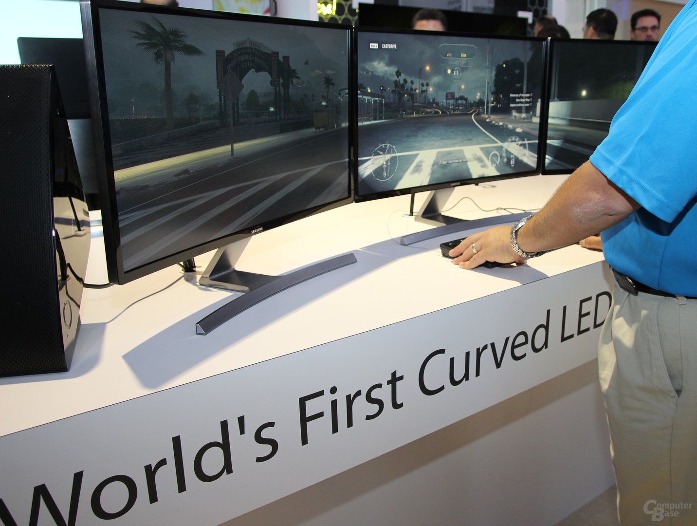 Samsung zeigt „World's First Curved LED-Monitor“