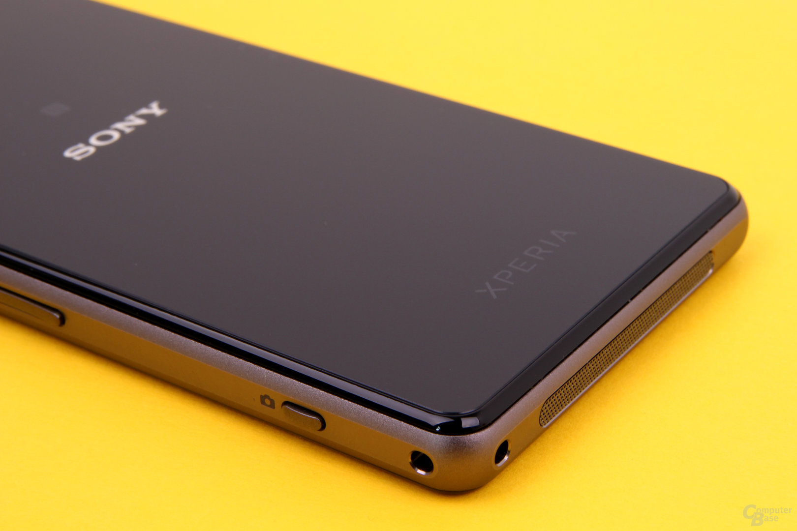 Sony Xperia Z1 Compact – Auslöser und Löcher für Schlaufe