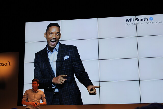 Vertriebspush im Rampenlicht: Im Rahmen der von Microsoft abschließend organisierten "Demo Night" konnten die Start-ups ihre Innovationen vor großem Publikum vorstellen. Auf dem Bild zu sehen: Präsentation des Fremdsprachentrainers "Babbo"