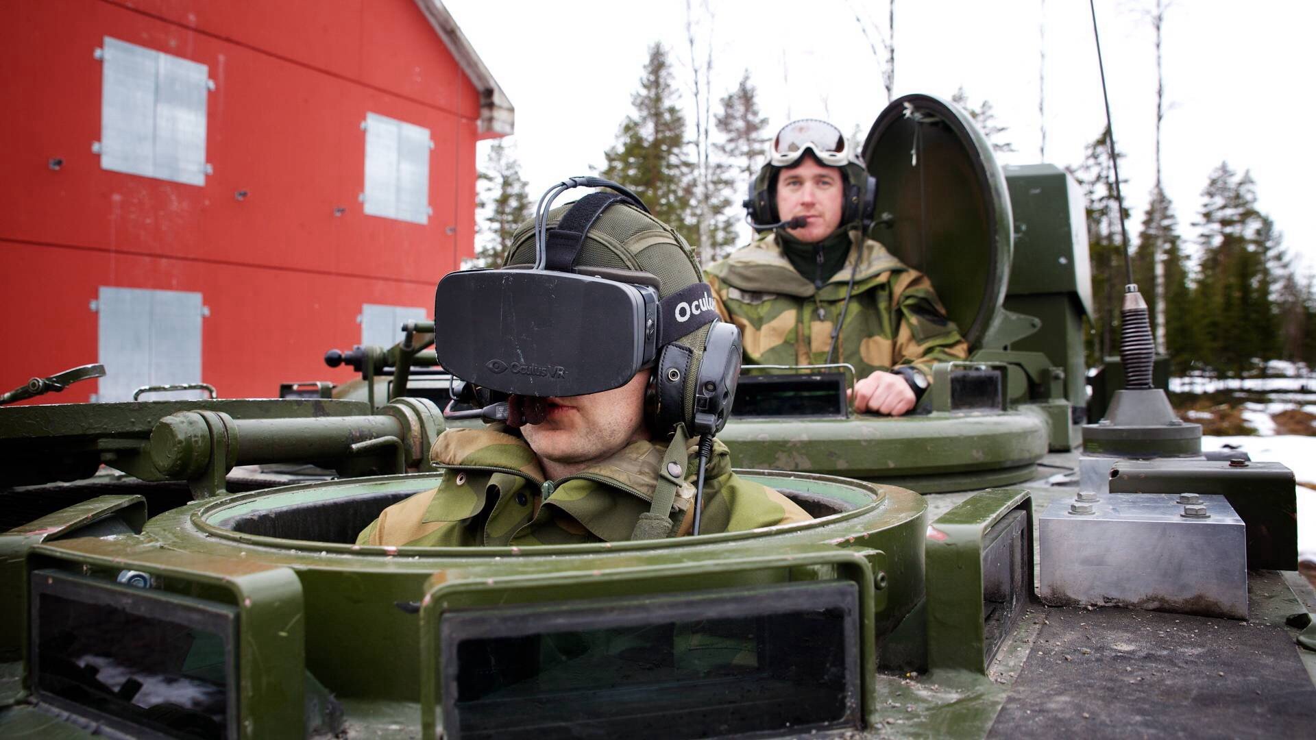 Norwegischer Panzerfahrer trägt Oculus Rift