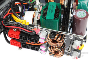 Thermaltake European Series London 550 Watt - DC-DC-Module auf der Kabelmanagementplatine