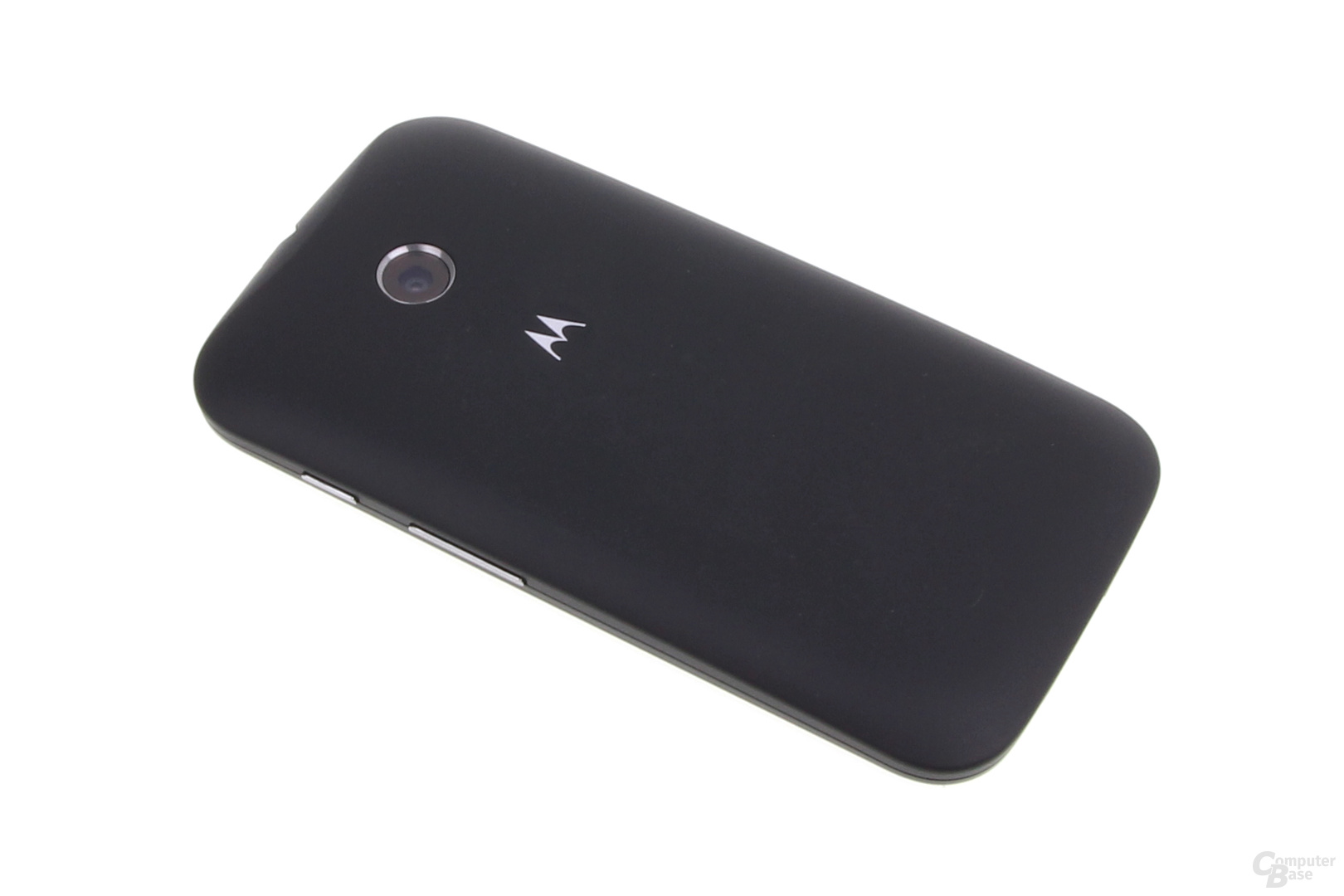 Motorola Moto E im Test: Abgerundete, weiche Rückseite mit Logo