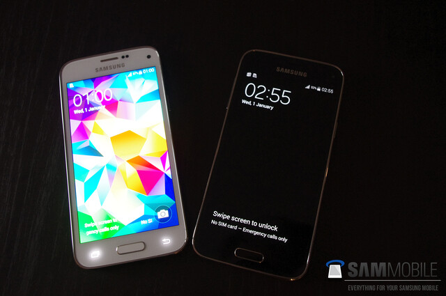 Das Samsung Galaxy S5 mini in Weiß und Schwarz