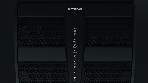 Netgear mit sechs Antennen am „Nighthawk X6 R8000“