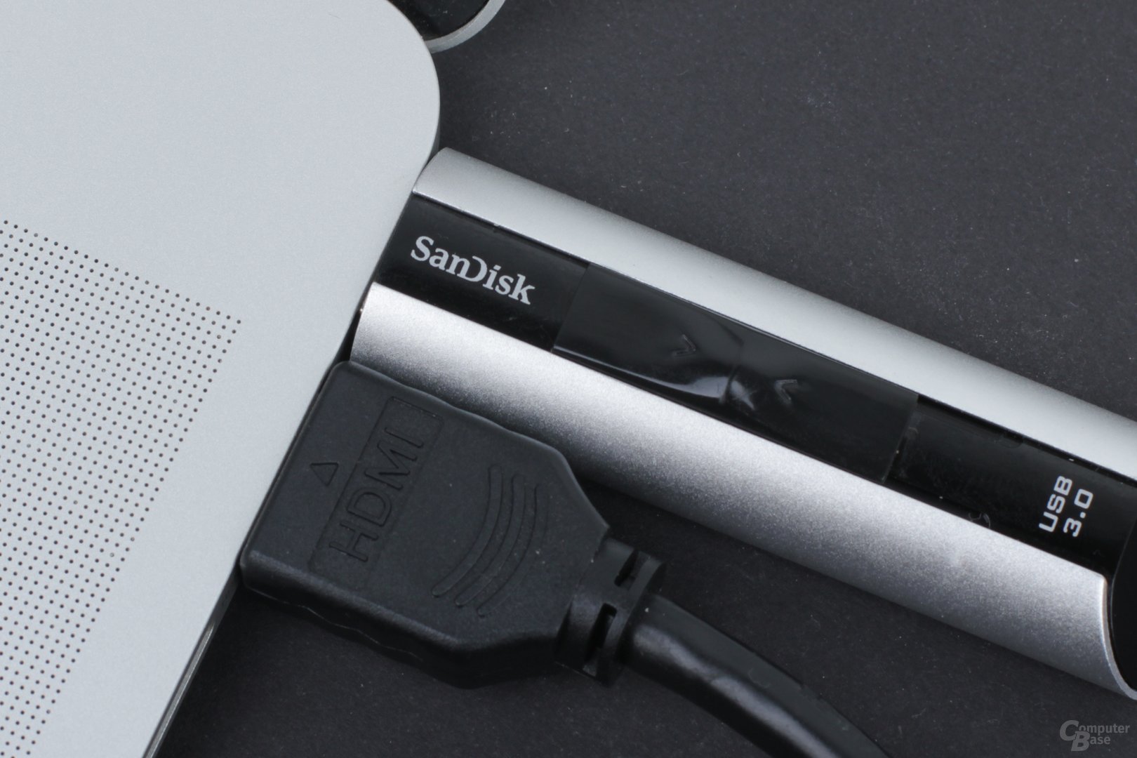 Der Stick von SanDisk lässt Platz für den HDMI-Anschluss