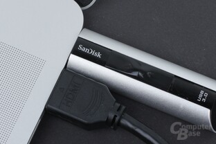 Der Stick von SanDisk lässt Platz für den HDMI-Anschluss