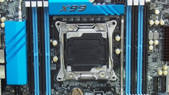 Mainboard: ASRock X99 Extreme11 mit 18 SATA-Ports