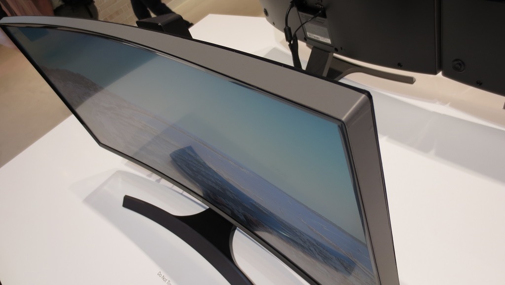 Samsung S34E790C: Monitor mit gewölbtem VA-Panel in 34 Zoll