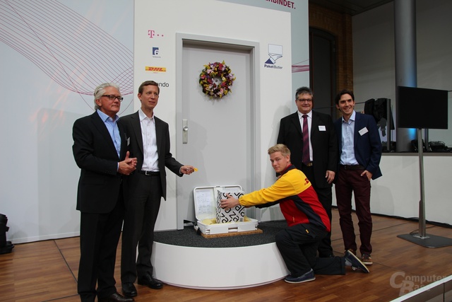Präsentation von Dr. Reimer Hintzpeter (Geschäftsführer Feldsechs), Dr. Thomas Ogilvie (Geschäftsführung DHL Paket Deutschland), Dirk Backofen (Leiter Marketing Geschäftskunden Telekom Deutschland) und David Schröder (Senior Vice President Operations Zalando) (v. l. n. r.)