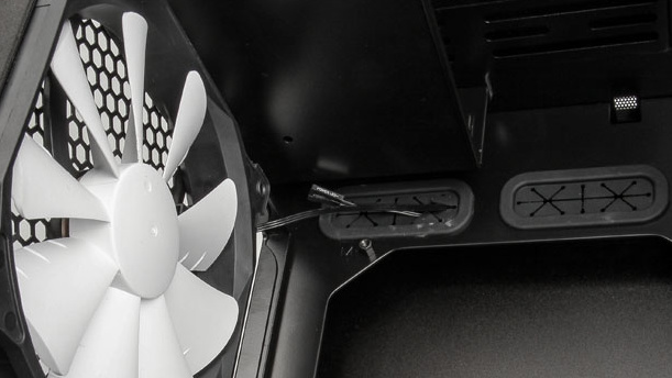 Enthoo Evolv: Phanteks Micro-ATX-Gehäuse trägt die Laufwerke hinten