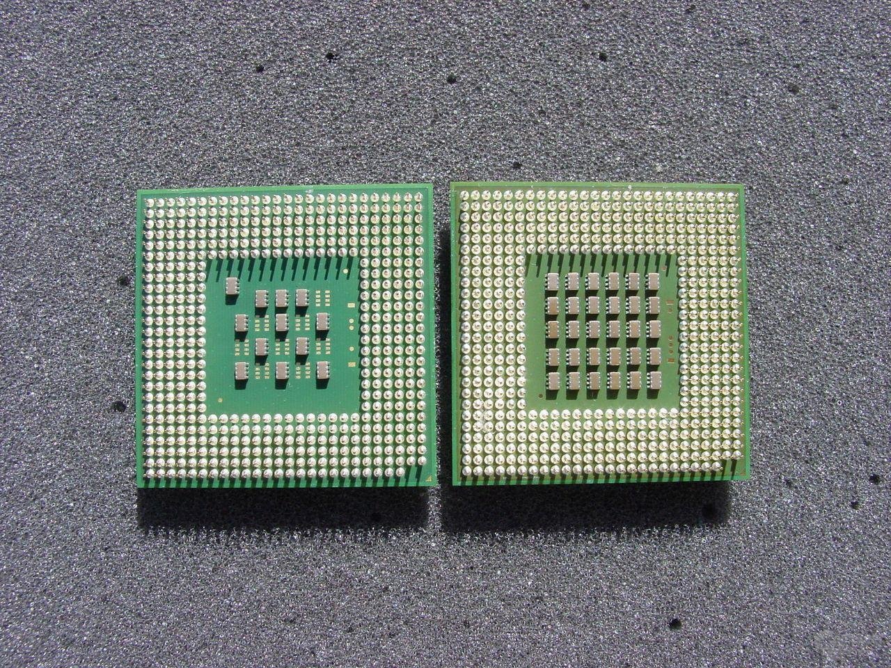 Pentium 4 3.2 GHz links, Pentium 4 EE rechts
