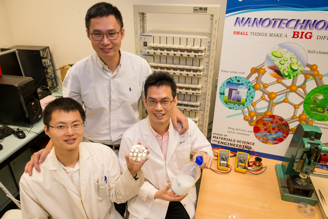 NTU Assoc. Prof. Chen Xiaodong mit Forschungsstipendiat Tang Yuxin und PhD Student Deng Jiyang