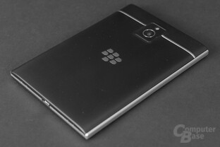 Die Rückseite des BlackBerry Passport