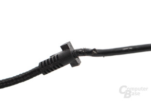 Blankes Kabel im Inneren der Maus