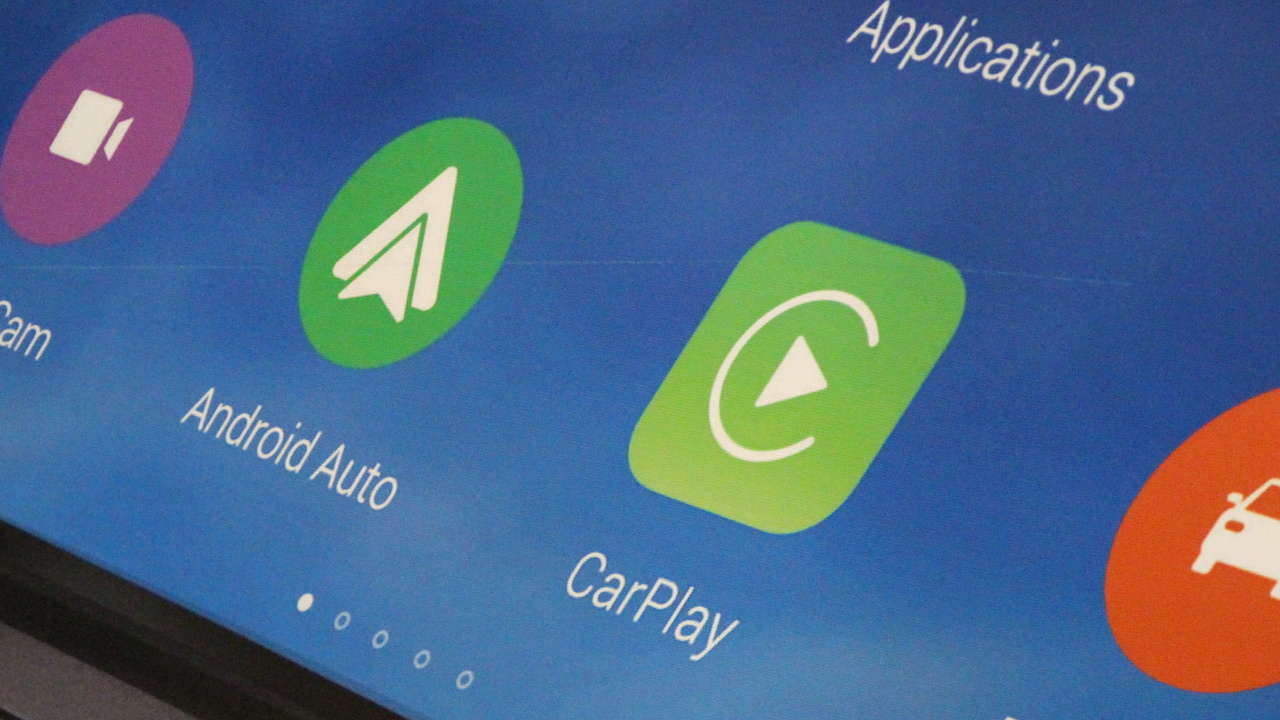 Parrot RNB 6: CarPlay und Android Auto in einem PKW-System vereint