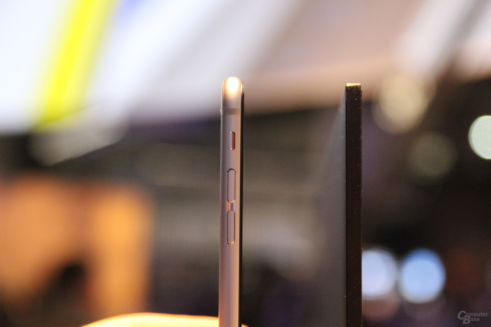 Sony X90C gegen iPhone 6 (auf gleicher Höhe und Tiefe gehalten)